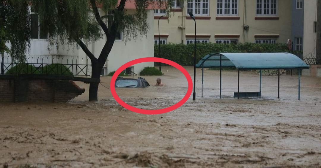 नख्खु खोलामा आएको बाढीले चार जनालाई बगाएको छ