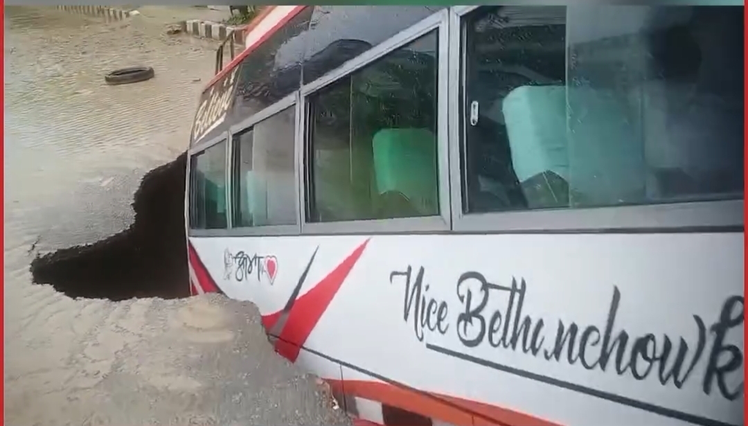 बसको आधा भाग खाल्टोमा