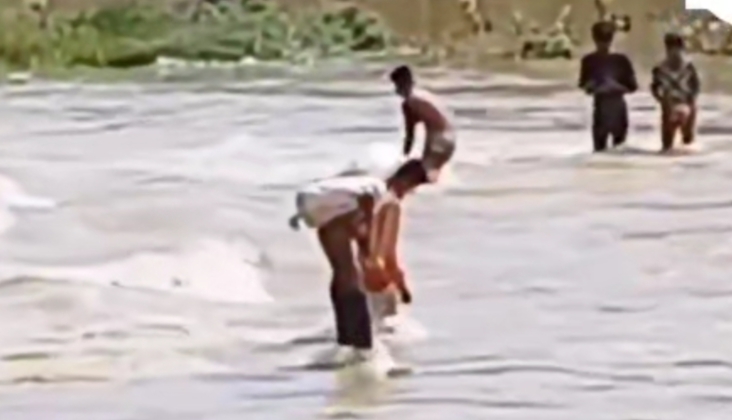 बिरगंज भन्सारमा सर्वसाधारणकाे  सामान लुट तस्करहरु लाई छुट