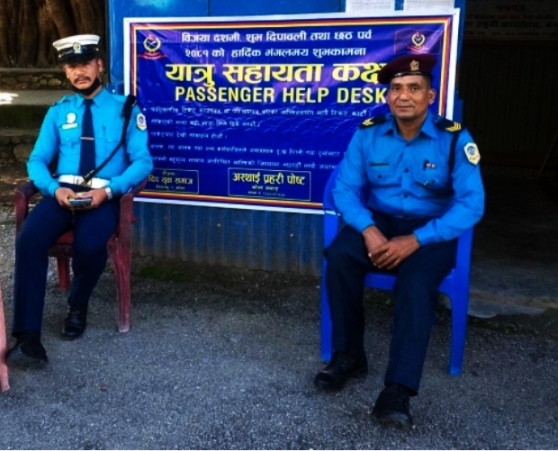 जिल्ला प्रहरी कार्यालय बझाङले विभिन्न स्थानमा यात्रु सहायता कक्ष स्थापना
