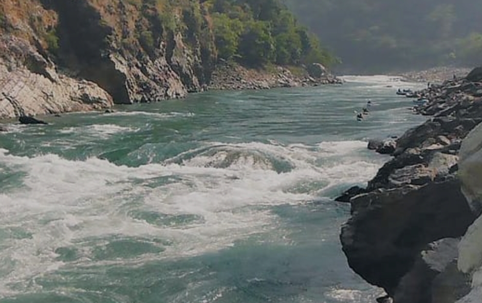 सेती नदीमा ट्याक्टर खस्दा दुईजना बेपत्ता