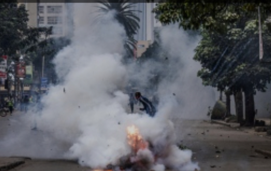 आर्केस्ट्रा कार्यक्रम रोक्न पुगेका प्रहरी र स्थानीयबीच झडप