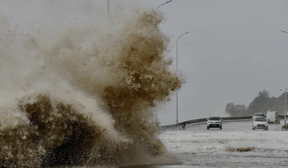 चीनमा आँधीसँगै आएको वर्षा र बाढीले जनजीवन प्रभावित