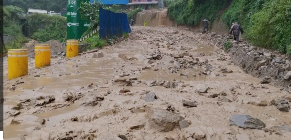 प्रहरीको गाडी र मोटरसाइकल बाढीले बगायो