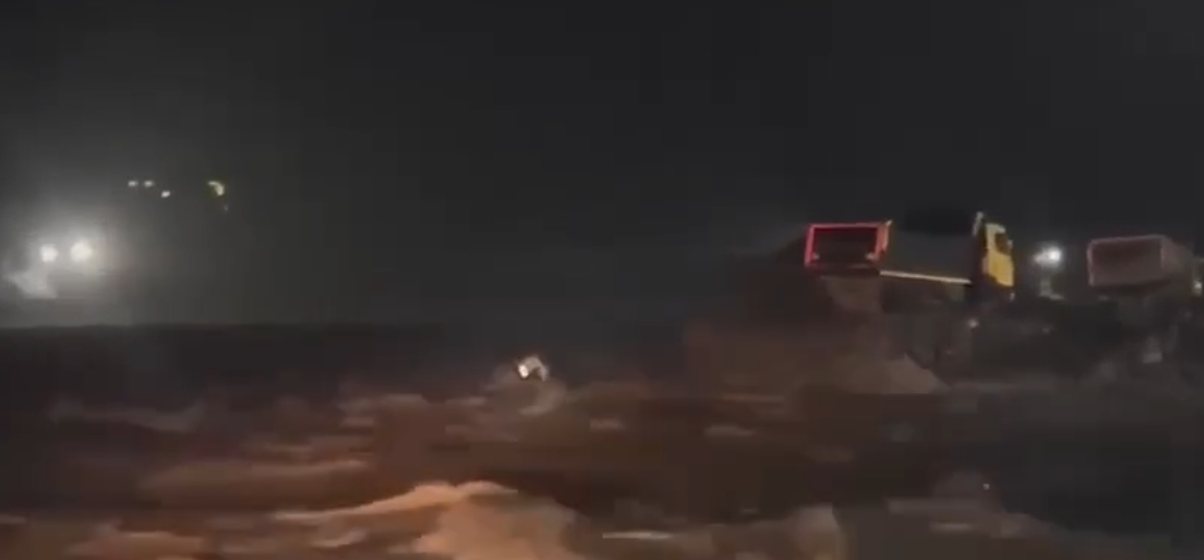 त्रिशुली नदीमा आएको बाढीले सुपर त्रिशुली जलविद्युत योजनाका दुई टिपर  बगायो