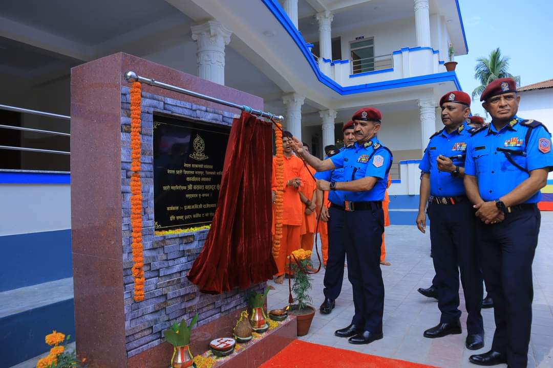 प्रहरी महानिरीक्षक बसन्त बहादुर कुँवरद्वारा शान्तिपुरमा नवनिर्मित छात्रावास भवनको उद्घाटन