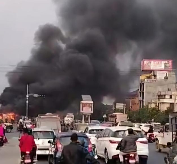 ललितपुरको सातदोबाटोमा यात्रुवाहक बसमा आगलागी