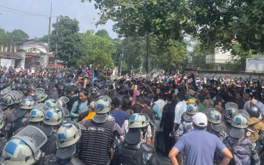 प्रदर्शनकारीले निषेधाज्ञा तोड्न खोज्दा पानीको फोहोरा प्रहार