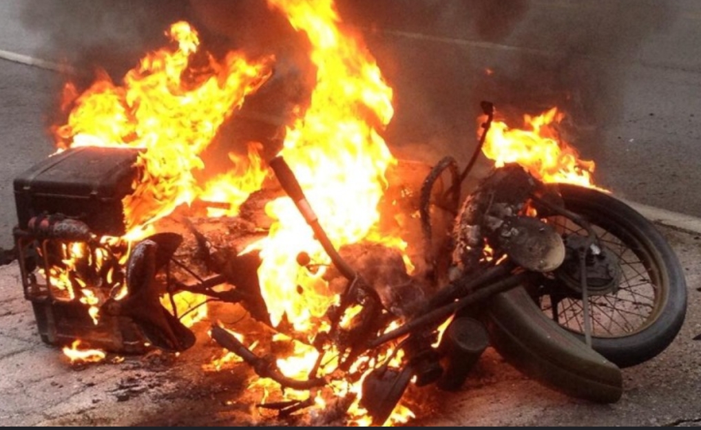 गुडिरहेको गाडीमा आगलागी