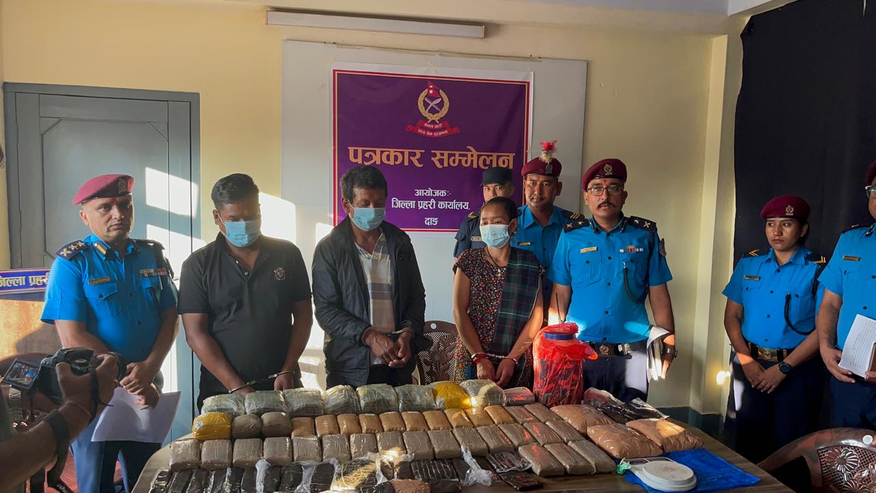 दाङमा ३८ किलो ९७२ ग्राम चरेश र ११ किलो १८० ग्राम अफिमसहित पक्राउ