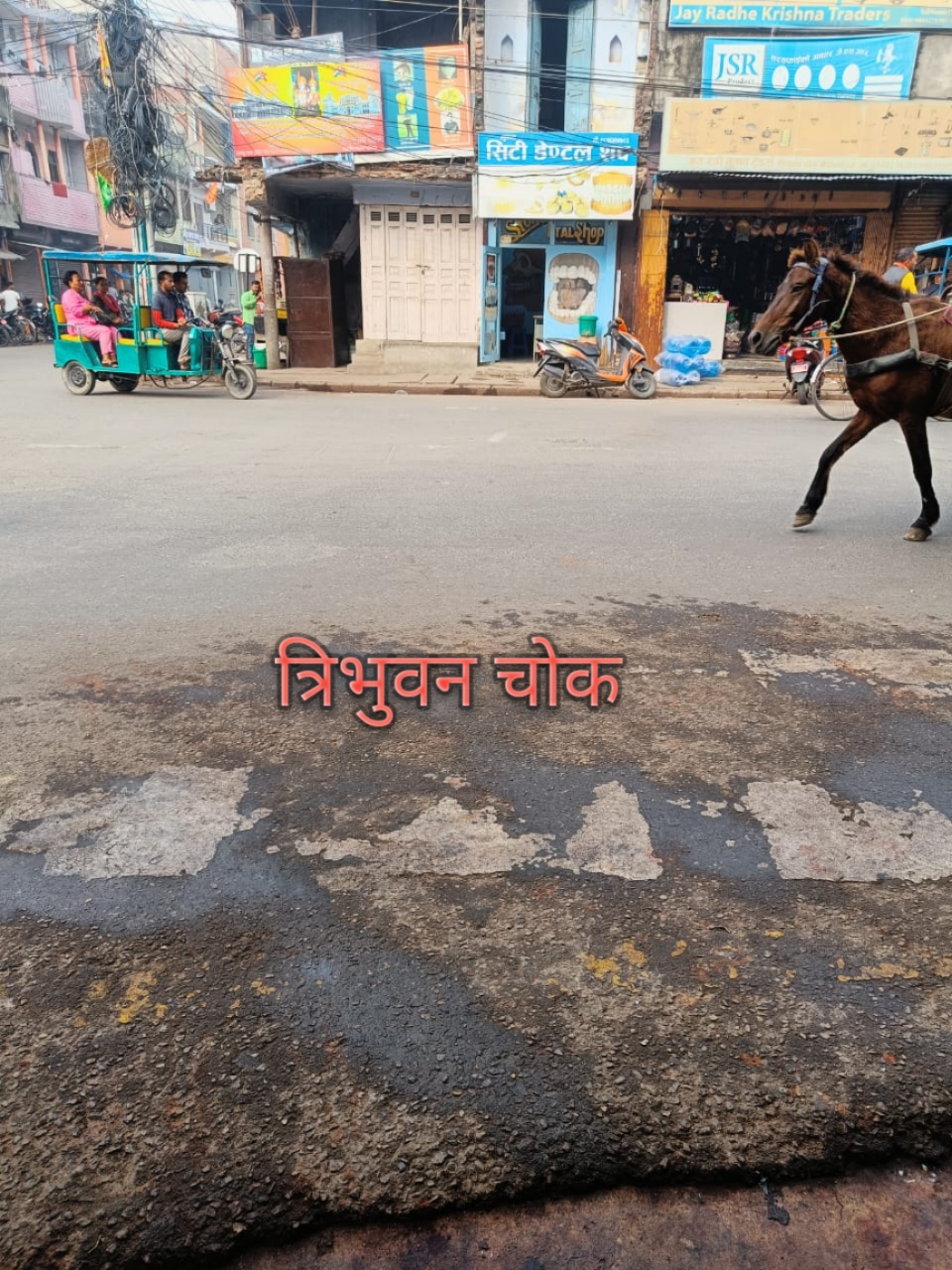 नेपालगन्जको मुख  सडकमा जेब्रा क्रसिङ नै मेटिएका छन