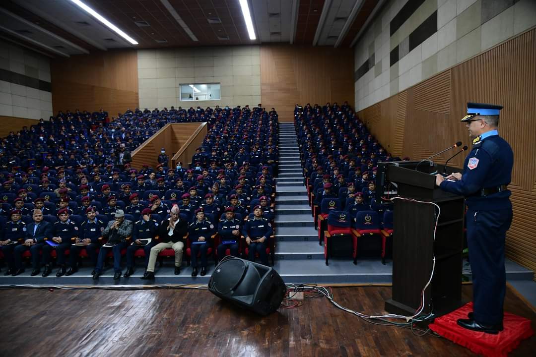 तीन डीआईजीलाई दर्ज्यानी चिन्ह प्रदान