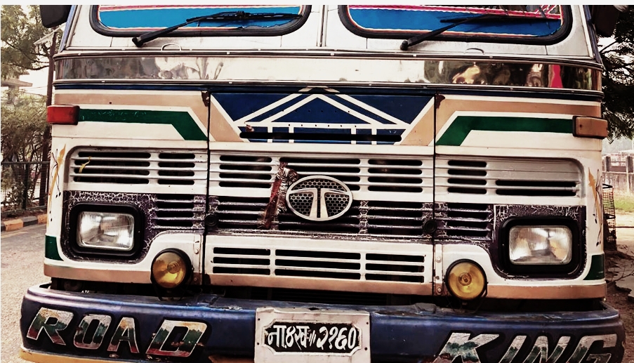 पर्सा प्रहरीले झण्डै ६९ लाखको औषधी र अन्य सामानसहित मालबाहक ट्रक नियन्त्रण