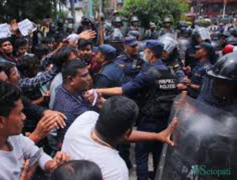 माइतीघरमा सहकारी पीडितहरू र प्रहरीबीच प्रर्दशनको क्रममा झडप