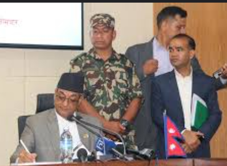 गृहमन्त्री रमेश लेखकले महोत्तरी र पर्साका प्रमुख जिल्ला अधिकारीहरूलाई काठमाडौं बोलाएर सोधे स्पष्टीकरण