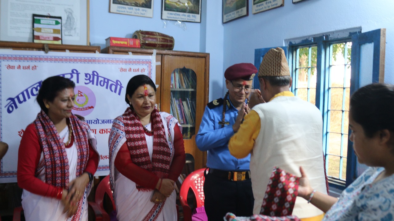 नेपाल प्रहरी श्रीमती संघ लुम्विनी प्रदेश दाङले शैक्षिक सामग्री हस्तान्तरण