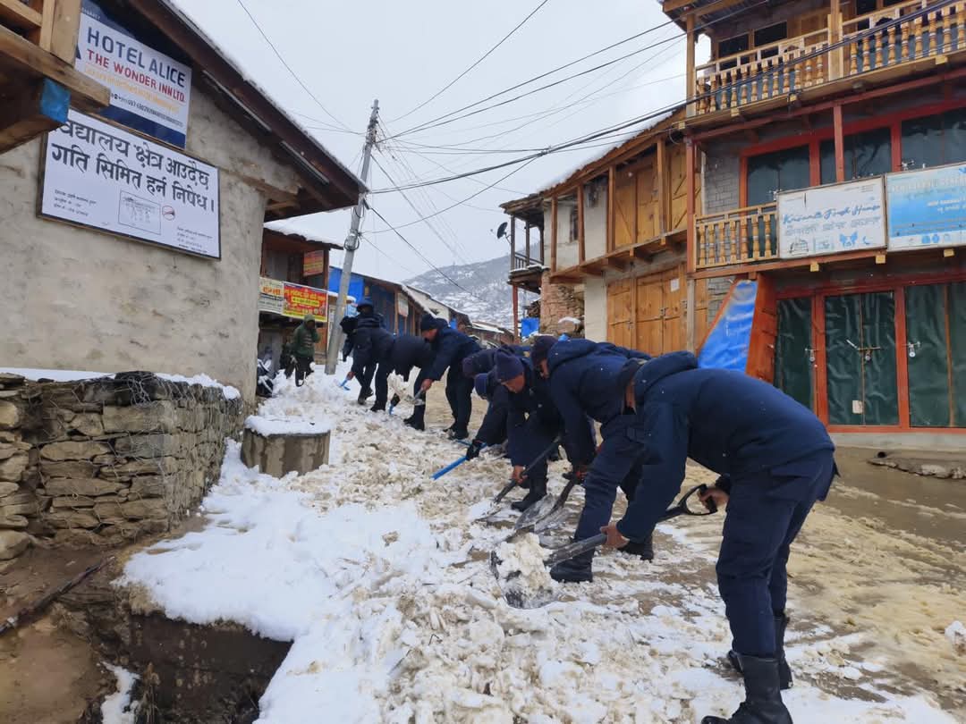 नेपाल प्रहरीले शुक्रबार रातिदेखि भएको हिमपातले अवरुद्ध बनेको हुम्लाको सडक खुलाउँदै