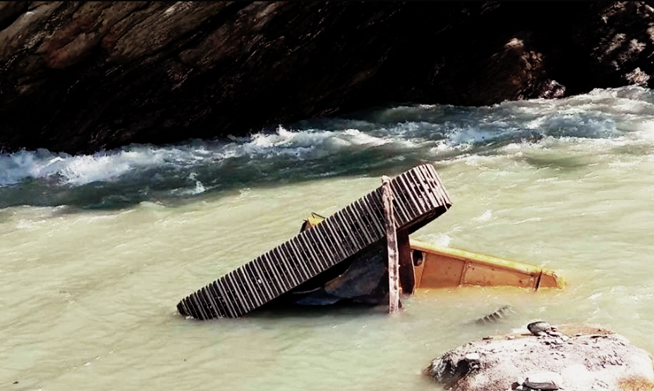 कर्णाली नदीमा डोजर पल्टिँदा एक जना बेपत्ता