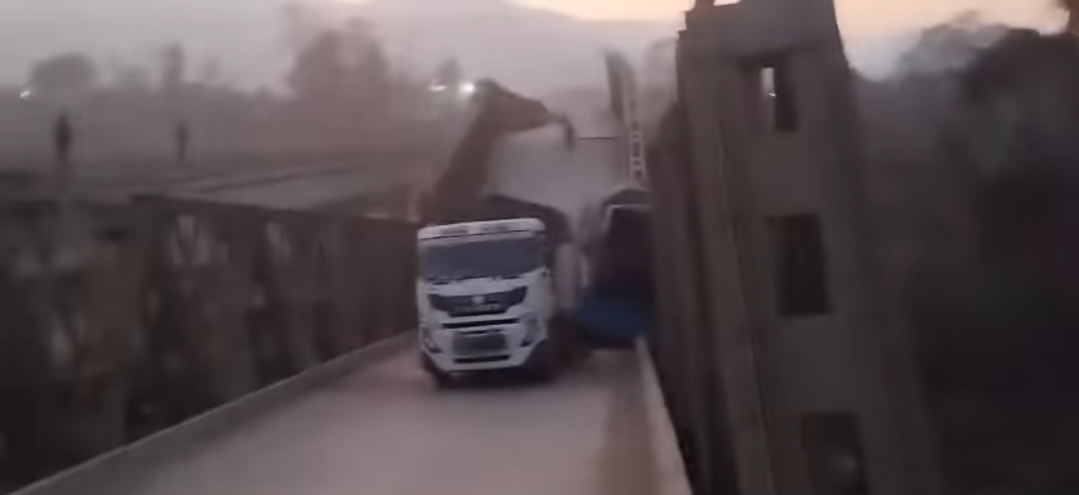 पूर्वी नवलपरासीको दुम्किबासस्थित विनयी खोलाको पुल भासिएपछि (भाँचिएपछि) तीनवटा अस्थायी रुटमार्फत गाडी पठाउने