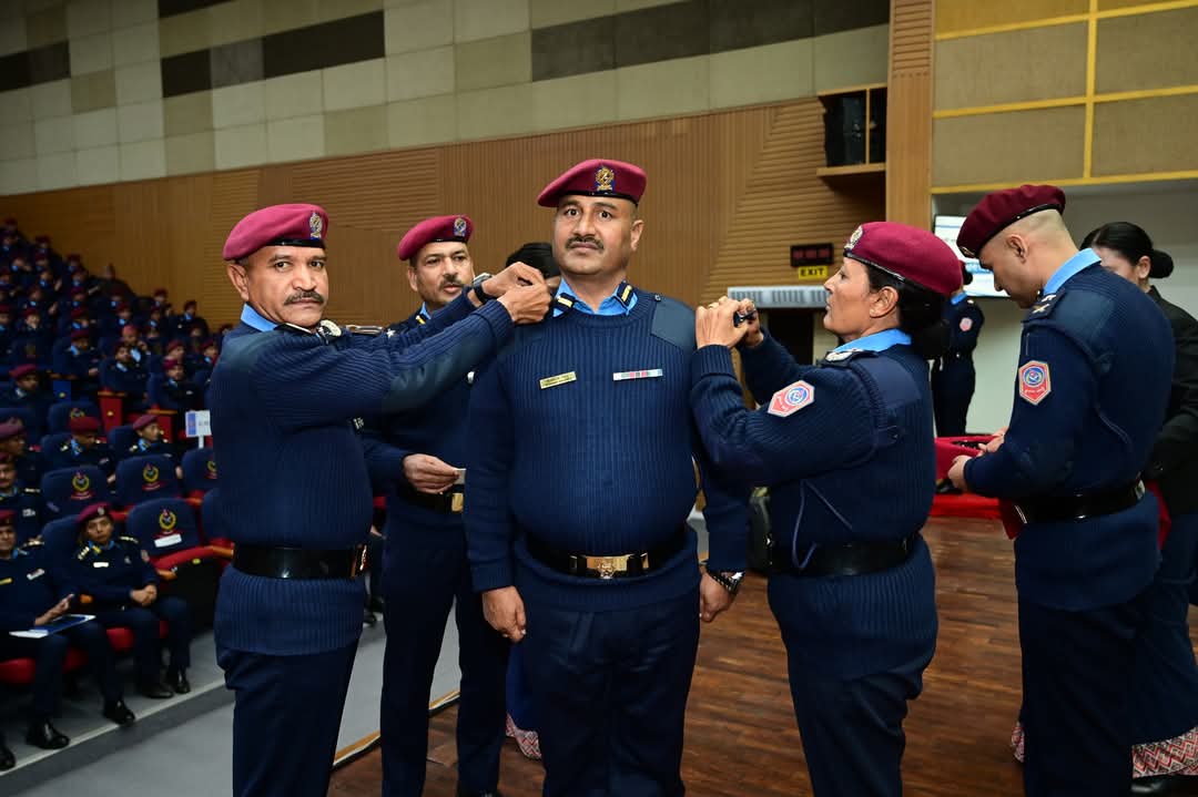 ३७ जना प्रहरी उपरीक्षकहरू दर्ज्यानी चिन्हद्वारा  सुशोभित