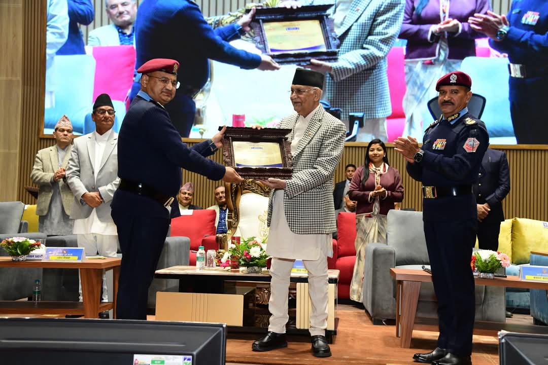 एआईजी दिपक थापालाई प्रशंसापत्र