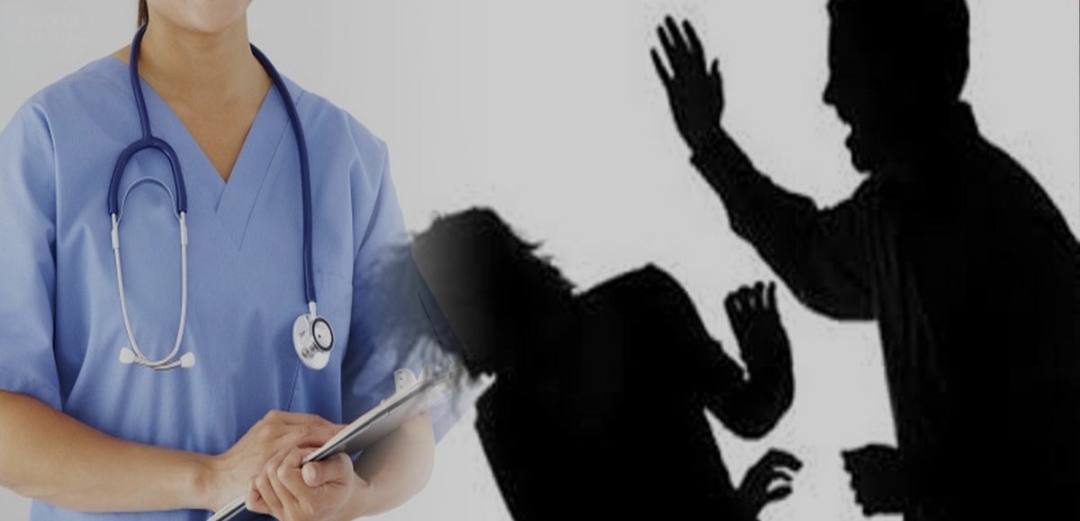 अस्पतालको अपरेशन थिएटरबाहिर स्वास्थ्यकर्मी माथि हातपात