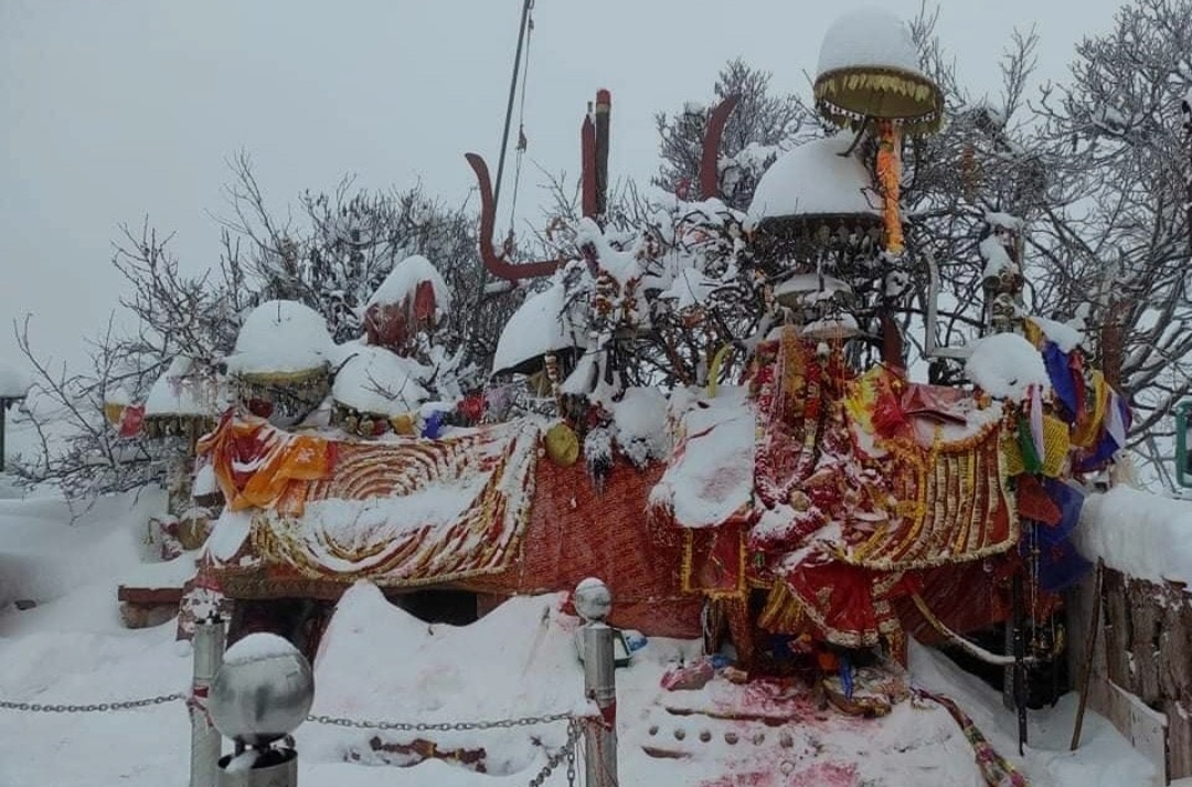 ताप्लेजुङको पाथीभरा (मुकुमलुङ) क्षेत्रमा यो वर्षकै बाक्लो हिमपात