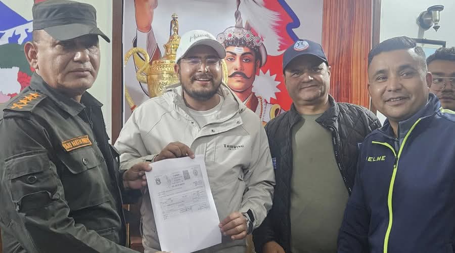 राप्रपाका प्रमुख सचेतक ज्ञानेन्द्र शाहीले महानगरको खातामा १ लाख रकम बुझाए