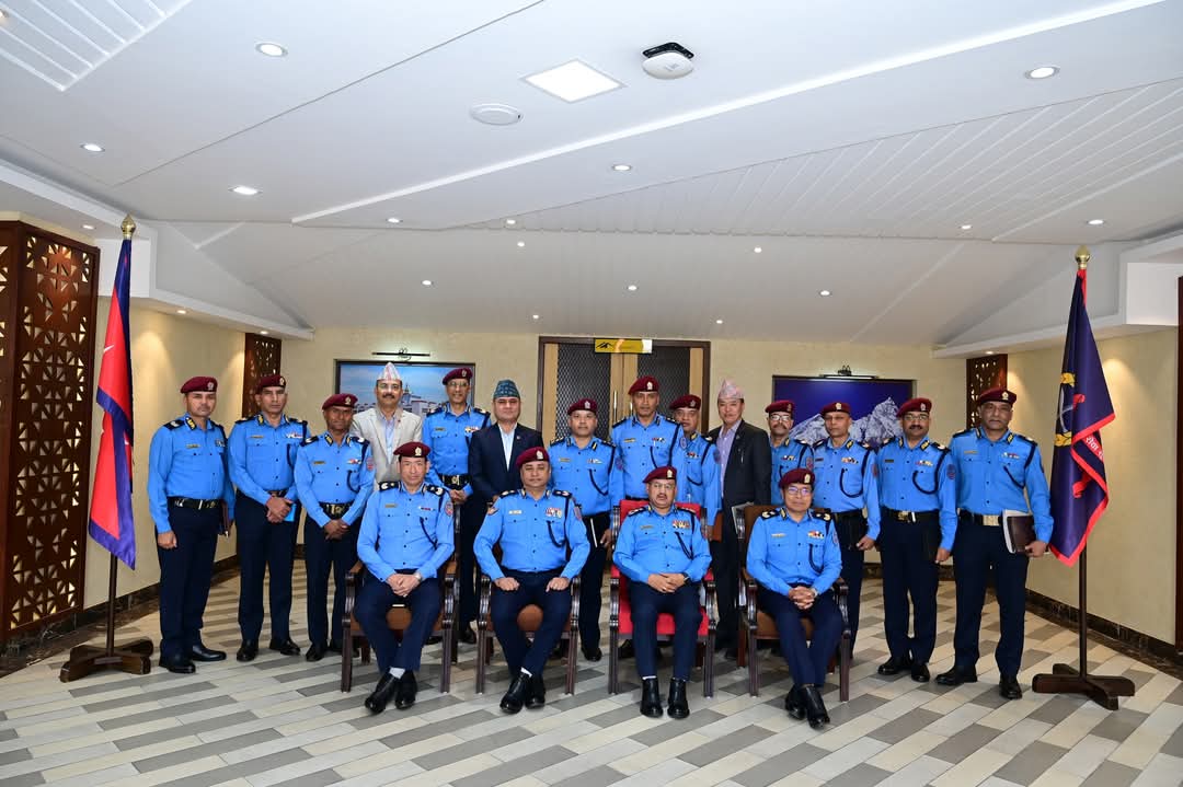 प्रहरी नायव उपरीक्षकबाट प्रहरी उपरीक्षक पदमा पदोन्नति भएका २ जना प्रहरी उपरीक्षक दर्ज्यानी चिन्हद्वारा सुशोभित