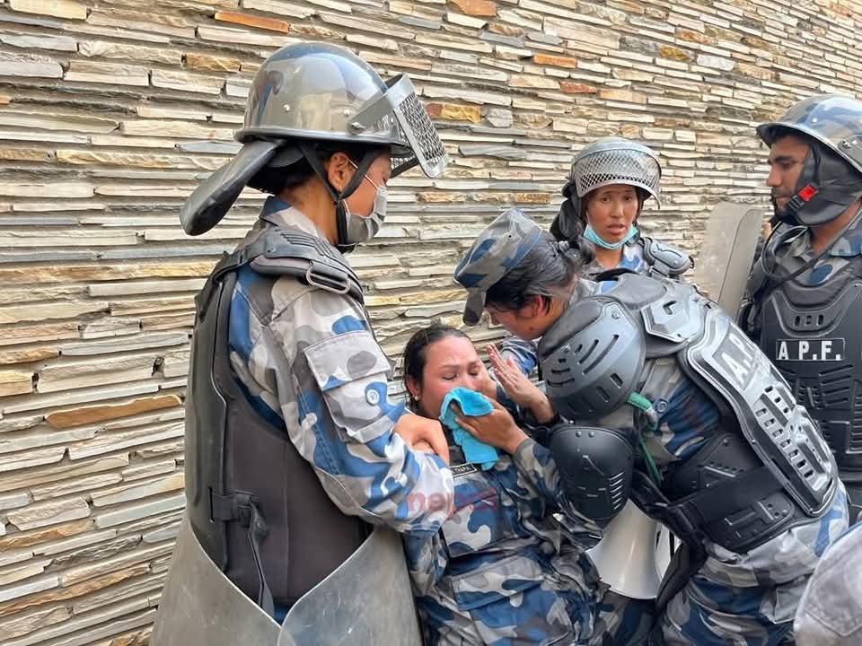 प्रदर्शनमा महिला सशस्त्र प्रहरीको टाउको फुट्यो
