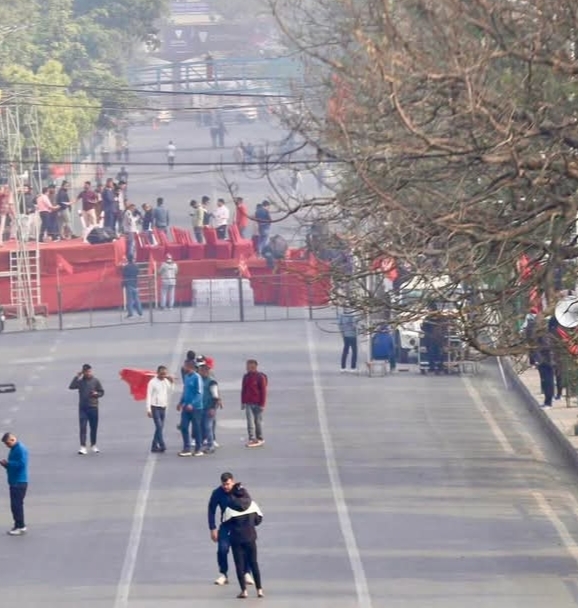 तीनकुनेको मेन लेनमा पुलिसको बार