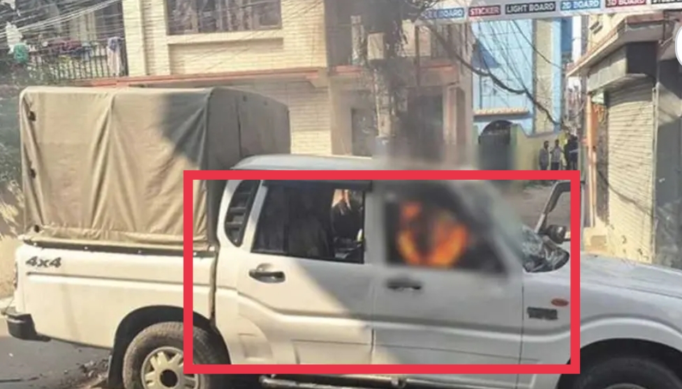 प्रदर्शनकारीले जलाए प्रहरीको गाडी