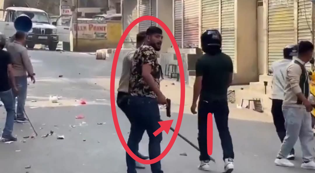 राजावादीको प्रदर्शनमा पेस्तोल निकाल्ने व्यक्ति को हुन् ?