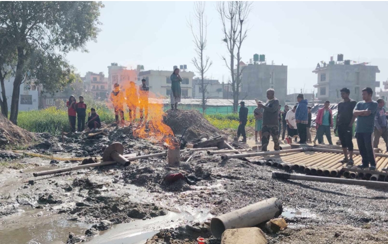 पानीको बोरिङबाट आगोको ज्वाला निस्कियो