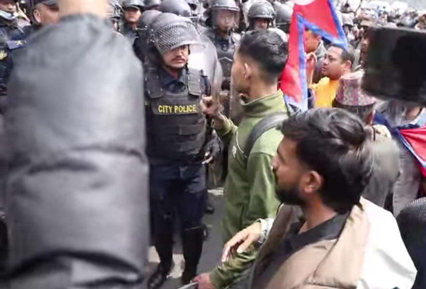 विमानस्थल बाहिर प्रदर्शन सुरू