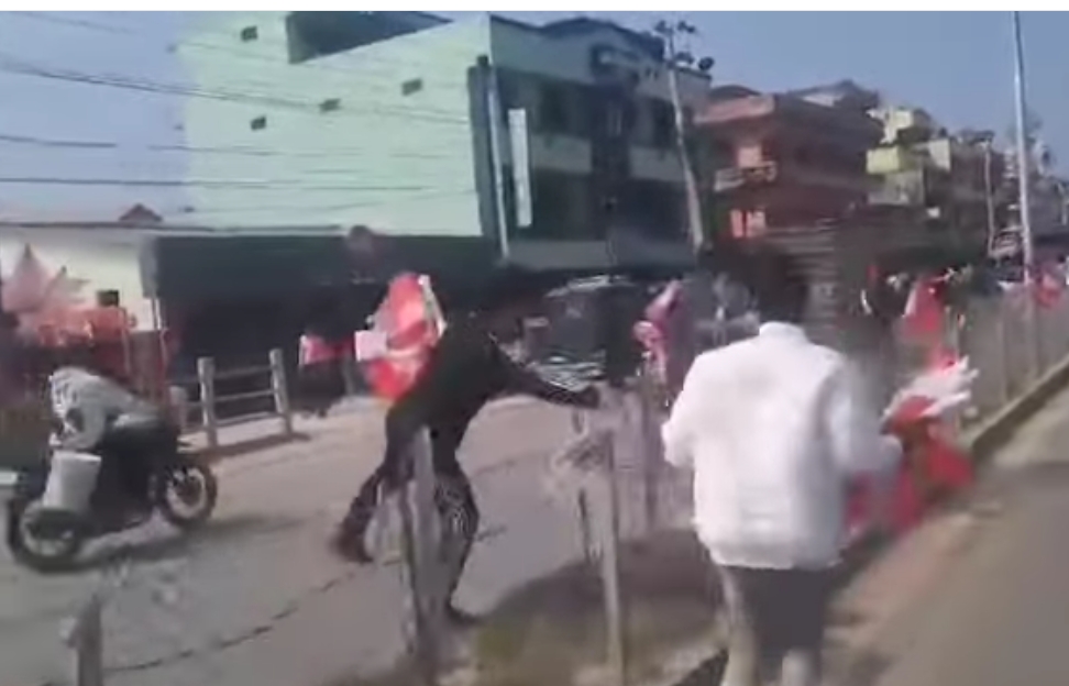 नेपाली कांग्रेसका सभापति शेरबहादुर देउवाको स्वागतमा लगाइएको झण्डा विद्यार्थीले च्यातेर फालिदिए