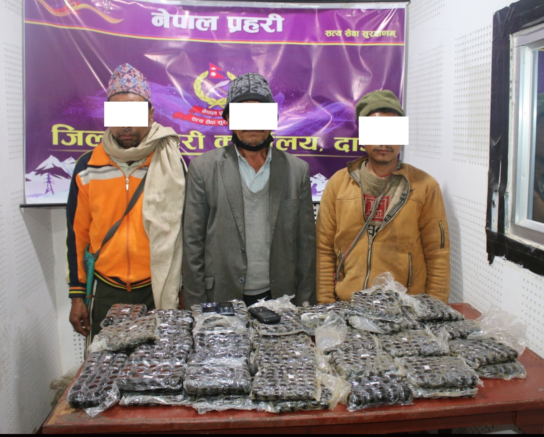 २९ किलो चरेशसहित तीन जना पक्राउ