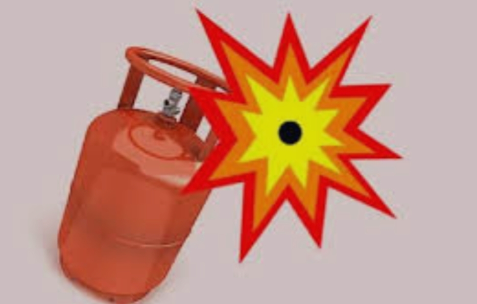 ग्यास सिलिन्डर पड्किंदा तीन जना घाइते