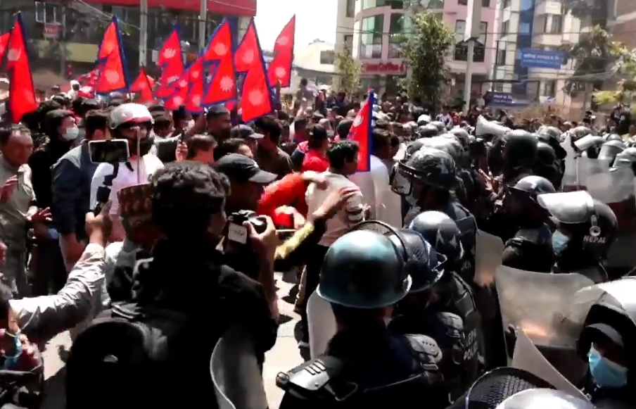 काठमाडौंको तीनकुनेमा प्रहरी र राजावादी समूहबीच झडप