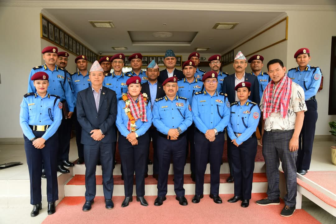 सगरमाथा आरोहण दलका सदस्यहरु शुभकामनासहित नेपाल प्रहरीको ब्यानर हस्तान्तरण
