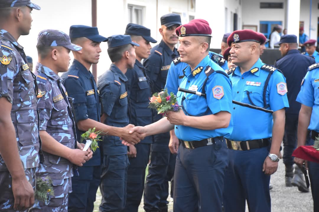 सिपाहीहरूसँग हात मिलाउँदै विदा भए कार्कि