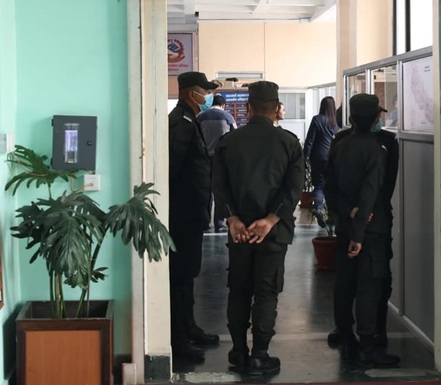 गुरागाईँको कार्यकक्षमा महानगर प्रमुख बालेन साहले ताला लगाइदिए