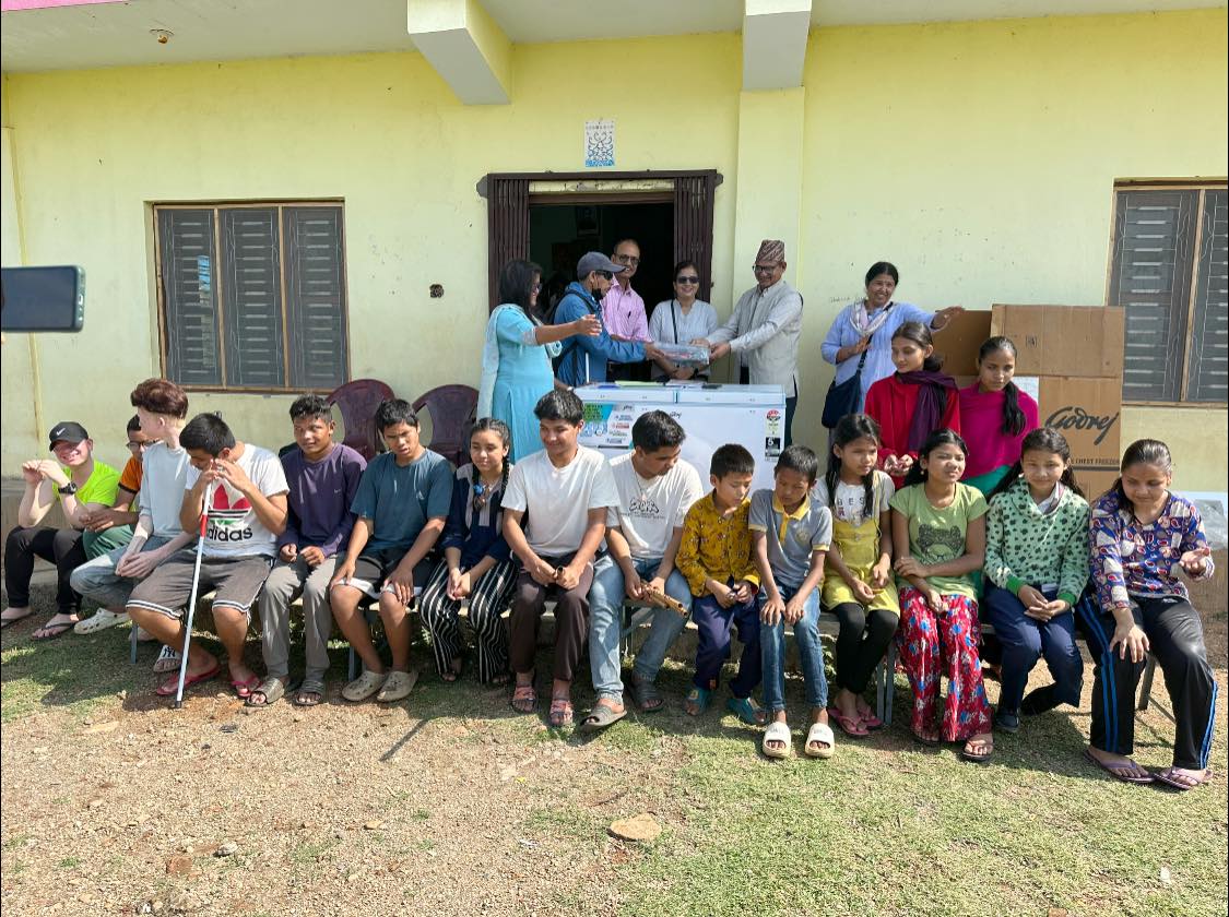 अपारले दिए दृष्टिविहीन विद्यार्थीलाई फ्रिज