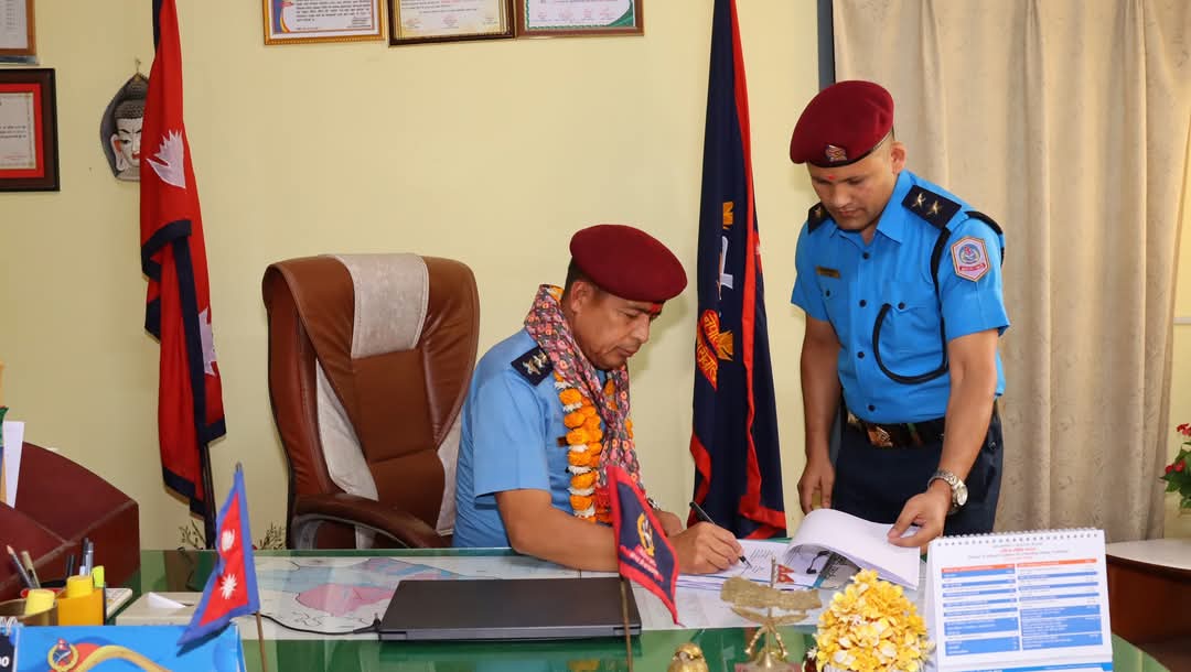 जिल्ला प्रहरी कार्यालय बॅाकेको नयाँ कार्यालय प्रमुख राम प्रसाद घर्ती मगरले पदभार ग्रहण गरे