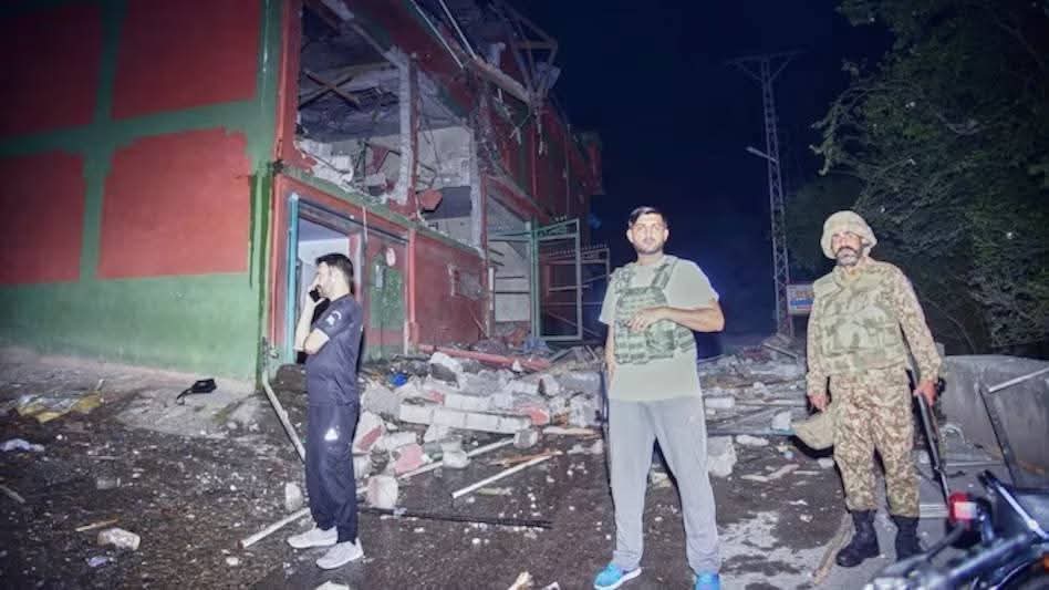 भारतले पाकिस्तानमाथि आक्रमण गरेपछि भारत तथा पाकिस्तानले कश्मीरलगायत विभिन्न स्थानका शैक्षिक संस्थाहरू बन्द