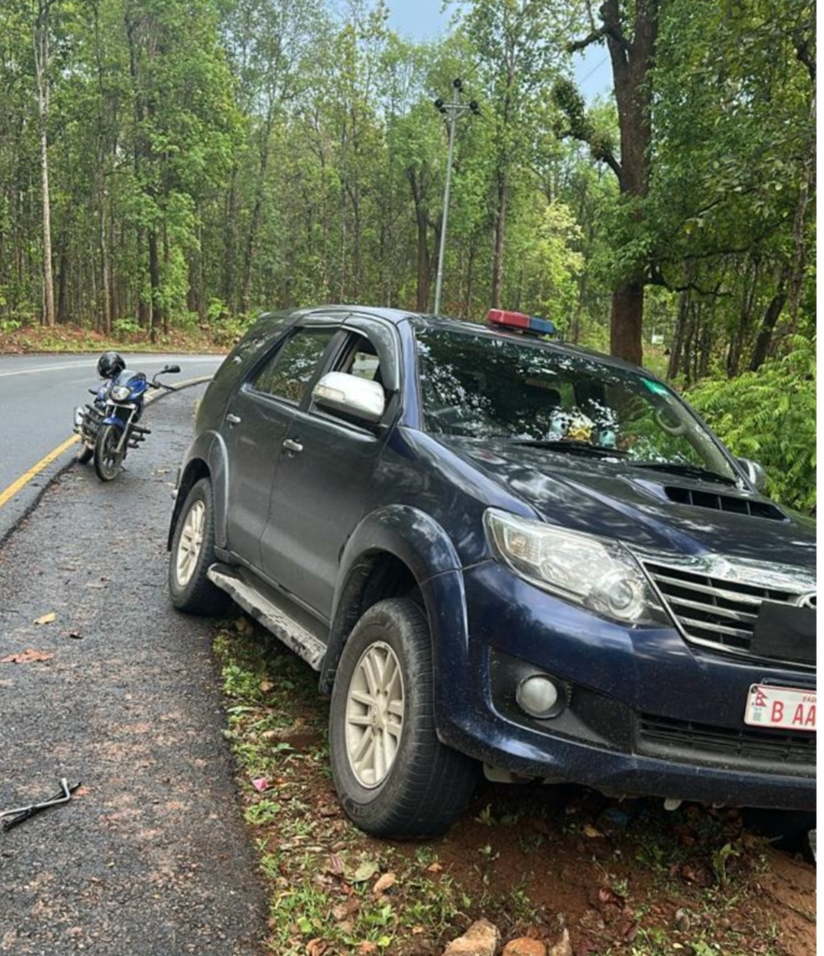 एआईजी राजन अधिकारी चढेको सरकारी गाडी उदयपुरको जंगल क्षेत्रमा दुर्घटना