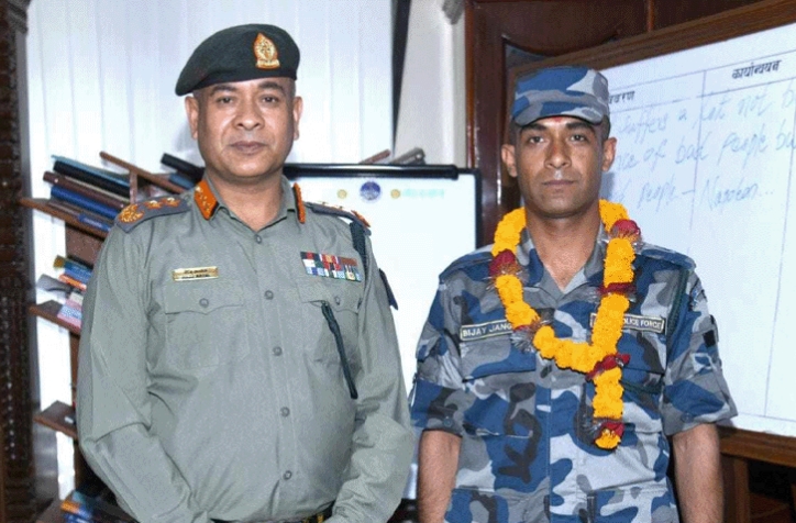 सशस्त्र प्रहरी जवान जंगमलाई महानिरीक्षकद्वारा सम्मान