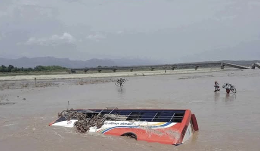 नदीमा आएको बाढीले बस बगायो