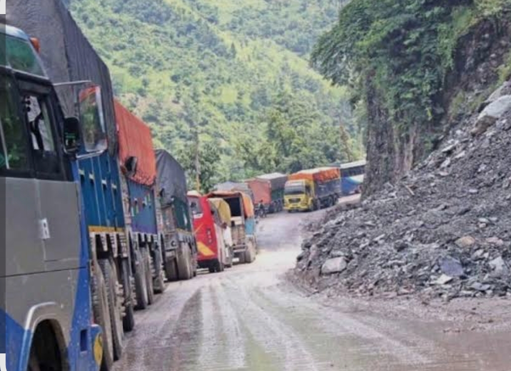 शुक्रवार रातिदेखि परेको पानीका कारण दाउन्ने सडक खण्ड रूपमा अवरुद्ध