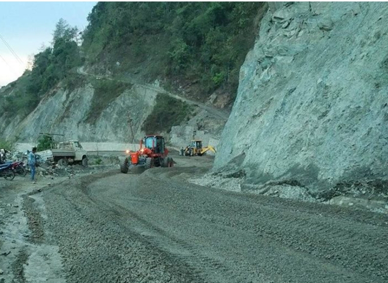 ढुङ्गासहितको सुक्खा पहिरो खस्दा कान्तिलोकपथ अवरुद्ध
